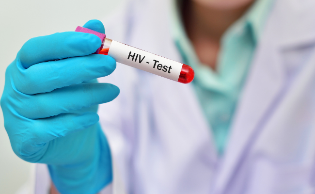 Does discontinuing biotin guarantee accurate HIV test results?